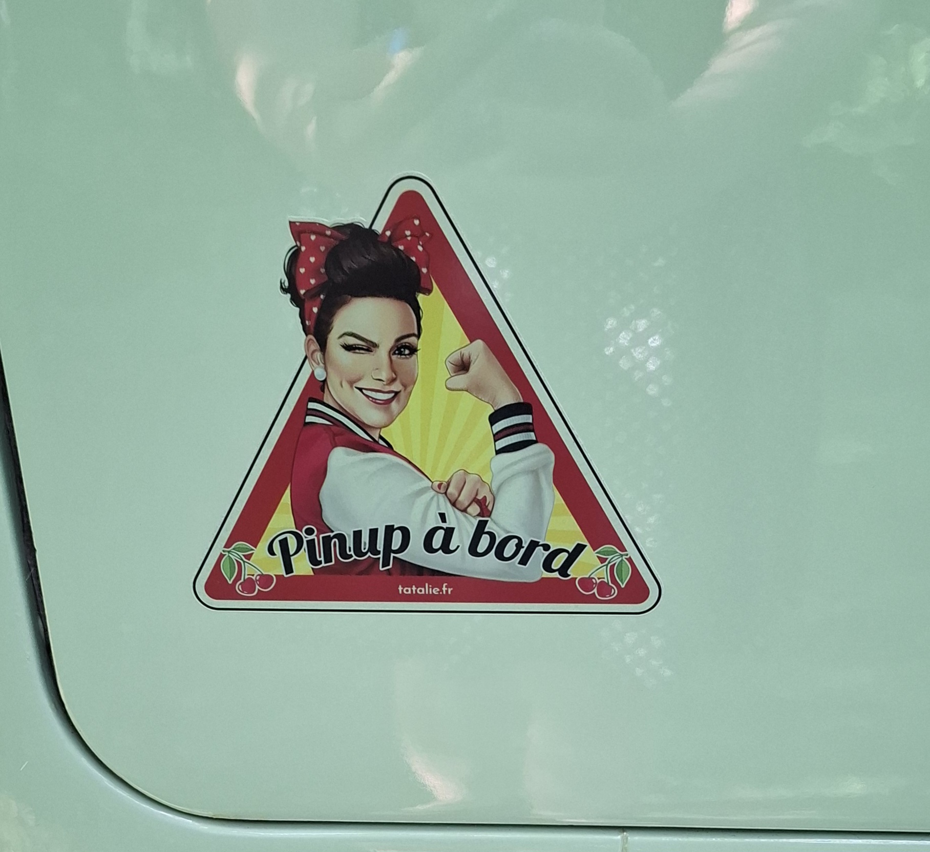 Autocollant pin up à bord